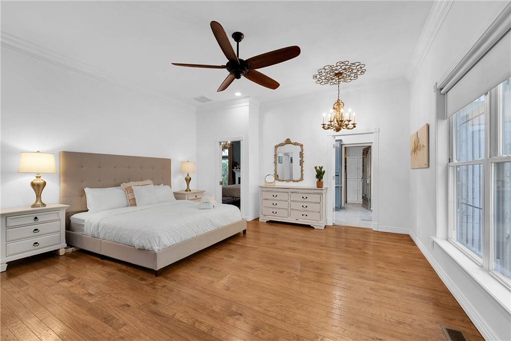 King suite bedroom in the Farmhouse