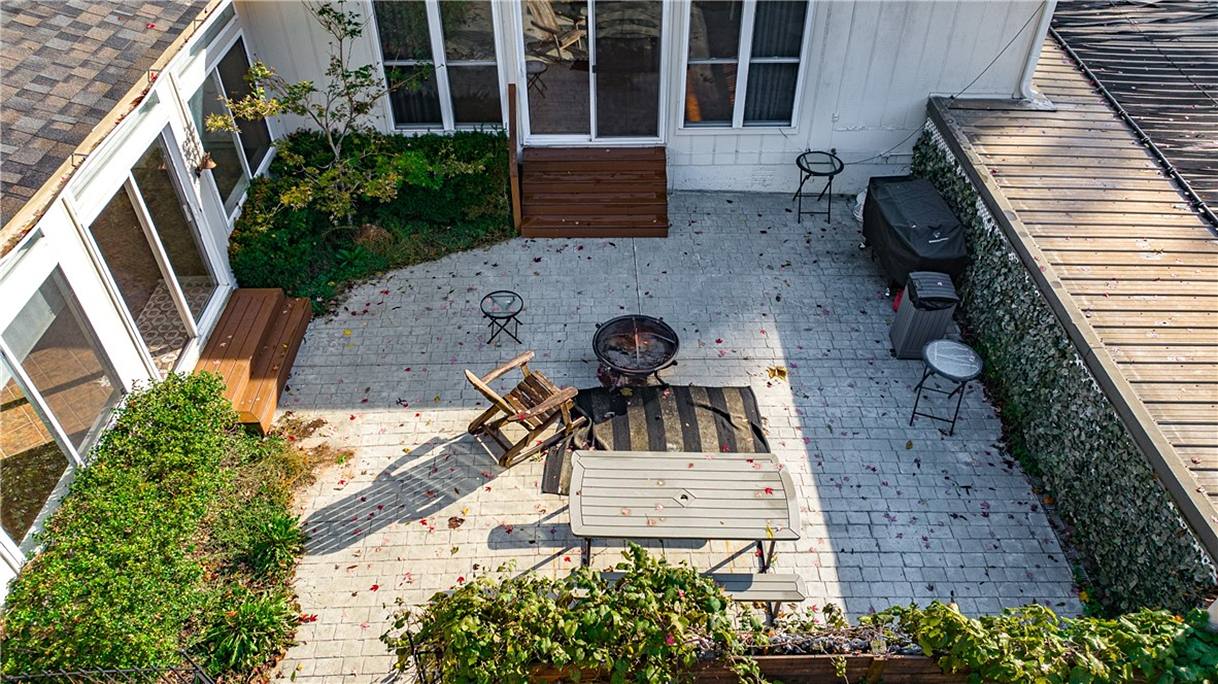 Farmhouse patio at the StayInnOZ basecamp
